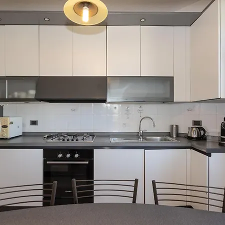 Appartement Modern 2br With Metro Access Milaan